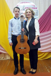 Альберт Фокин с преподавателем Светланой Коршуновой на конкурсе «Серебряные струнки»