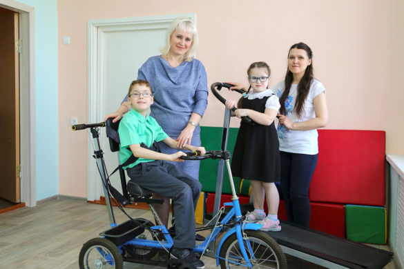 Елена Королева и Ирина Вахрушева с обучающимися в зале адаптивной физкультуры