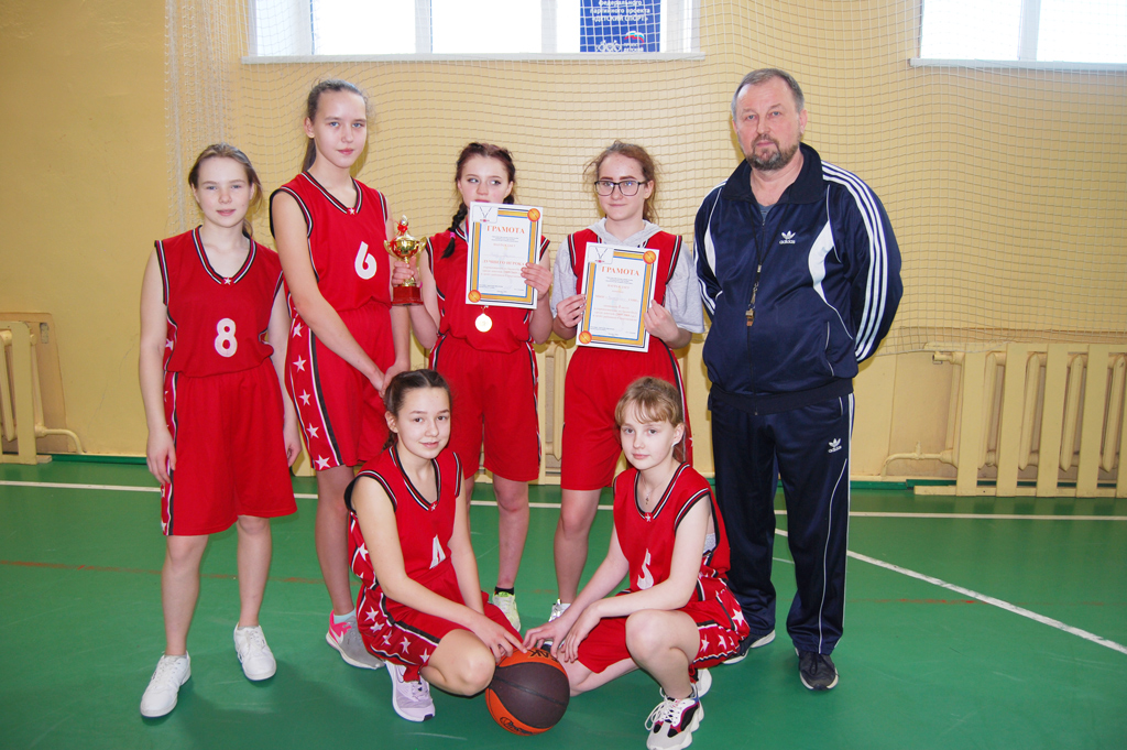 Школьная команда девушек, занявшая 1‑е место в районной спартакиаде по баскетболу в 2020 году. Тренер — Александр Боровой