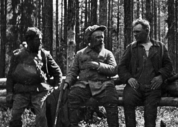 Михаил Пришвин с проводниками Осипом Романовым и Александром Губиным (справа) на пути в чащу