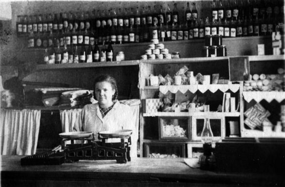Вечерний магазин в деревне Пучуге, 1952 год