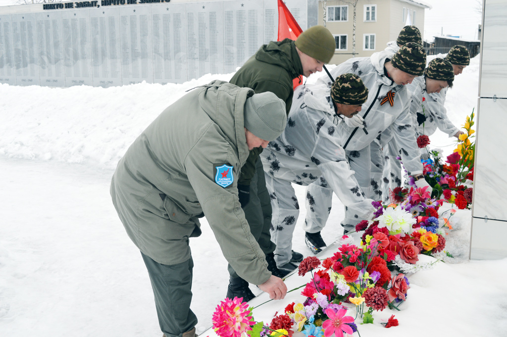 В Мезени совместно с ВПК «Патриот» возложили цветы к обелиску Победы