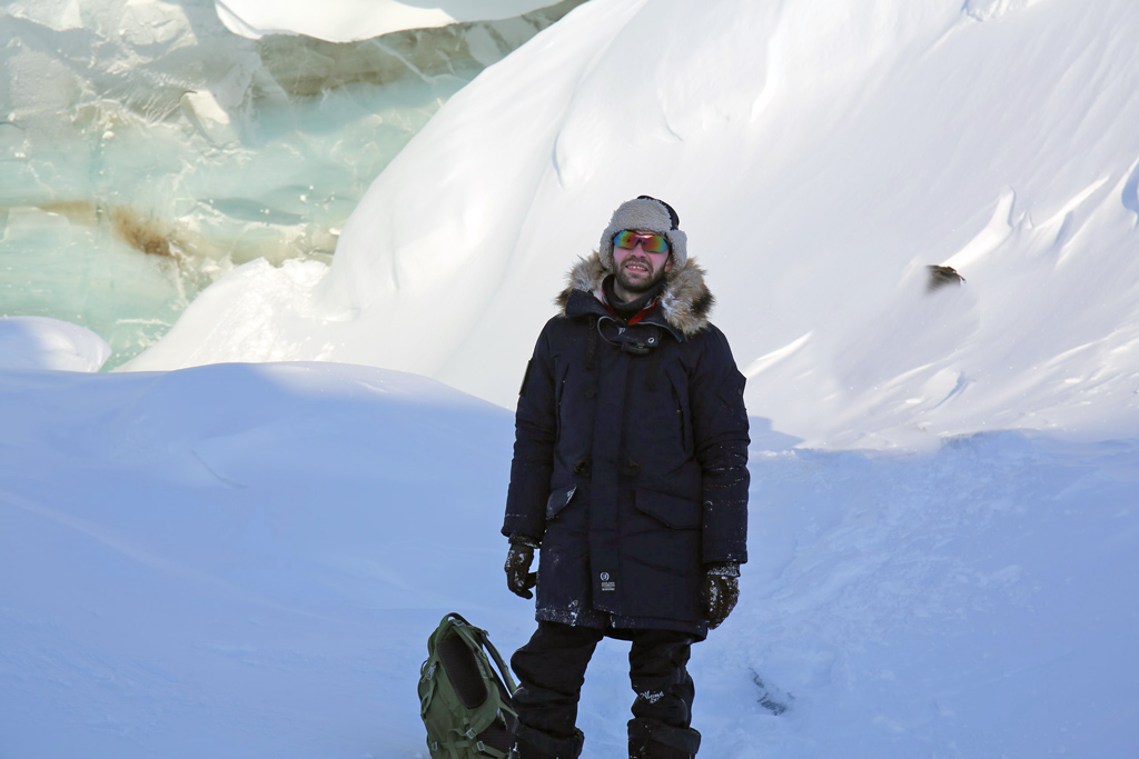Директор национального парка Александр Кирилов у ледяной пещеры накануне визита
