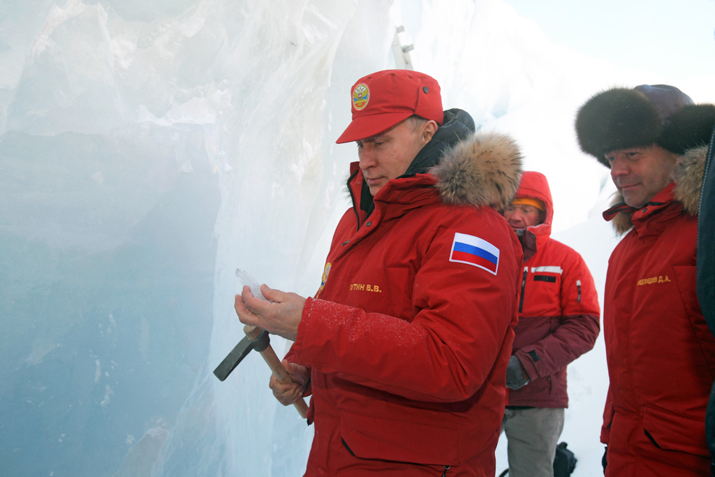 Президент в ледяной пещере на полуострове Полярных летчиков