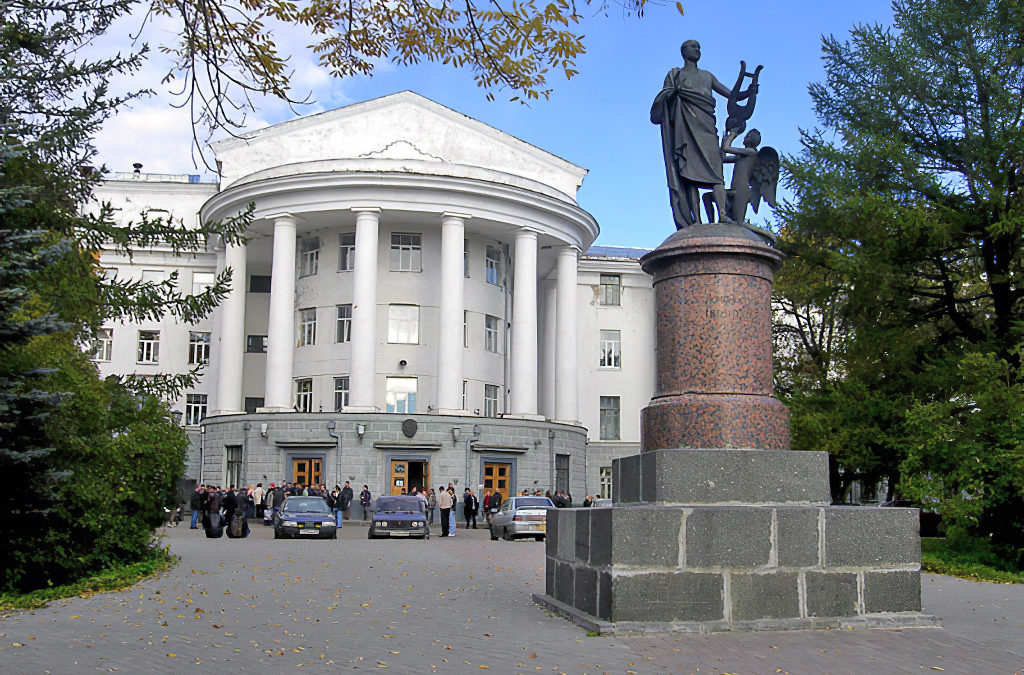 Вузы архангельска. САФУ Архангельск Lomonosov Monument. Памятник Ломоносову САФУ. Здание САФУ В Архангельске. Памятник у САФУ Архангельск.