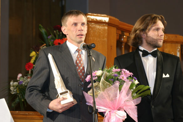 Дмитрий Акишев получает награду