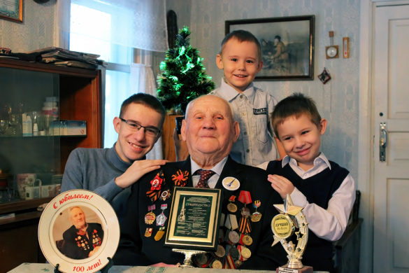 Геннадий Семенович Добрынин с правнуками