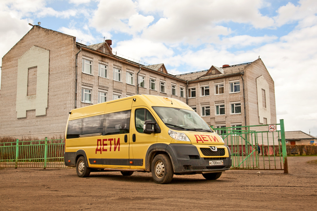 Новые автобусы для учеников Емецкой средней школы