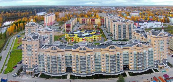 На месте пустыря появился новый микрорайон, построенный по линии Министерства обороны РФ. Девятиэтажные дома, детский сад, школа с бассейном, торговый центр. Теперь здесь живут военнослужащие