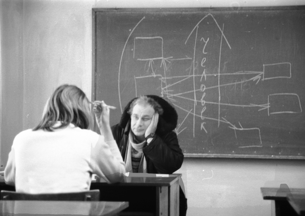 Юрий Арсенов принимает экзамен. Несмотря на холод, преподаватели ПГУ продолжают принимать экзамены, не снимая в аудиториях верхней одежды. 1999 г.