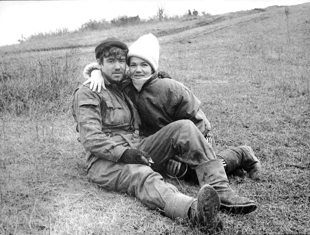 Мать из Архангельска нашла своего сына, воевавшего под Грозным. Февраль 1995 г. Фото В. В. Зыкина