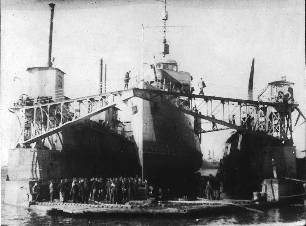 Боевой корабль в плавучем доке на заводе № 402, г. Молотовск