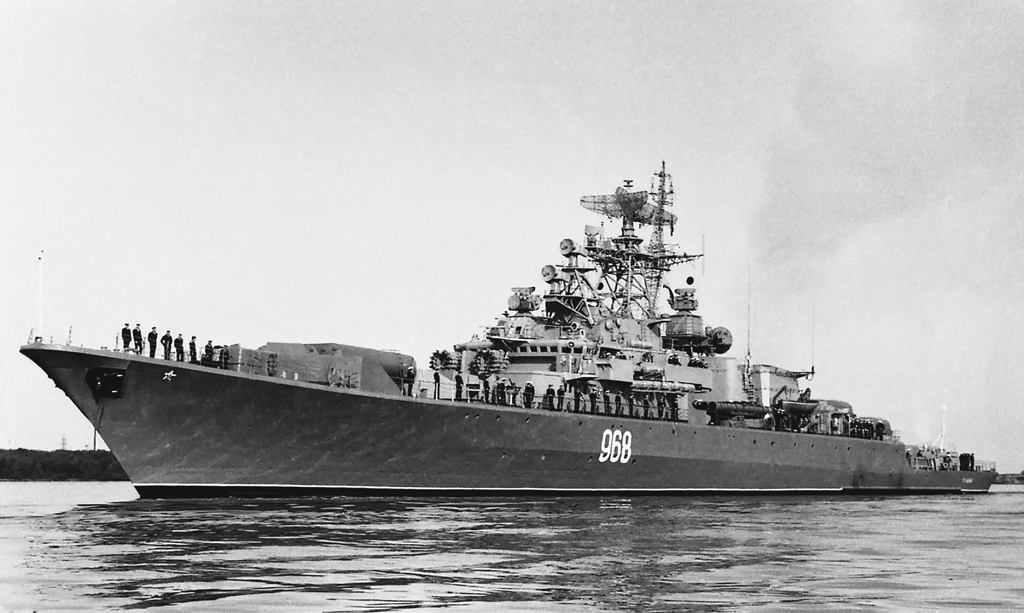 Сторожевой корабль «Громкий» на рейде Северной Двины. 1991 год