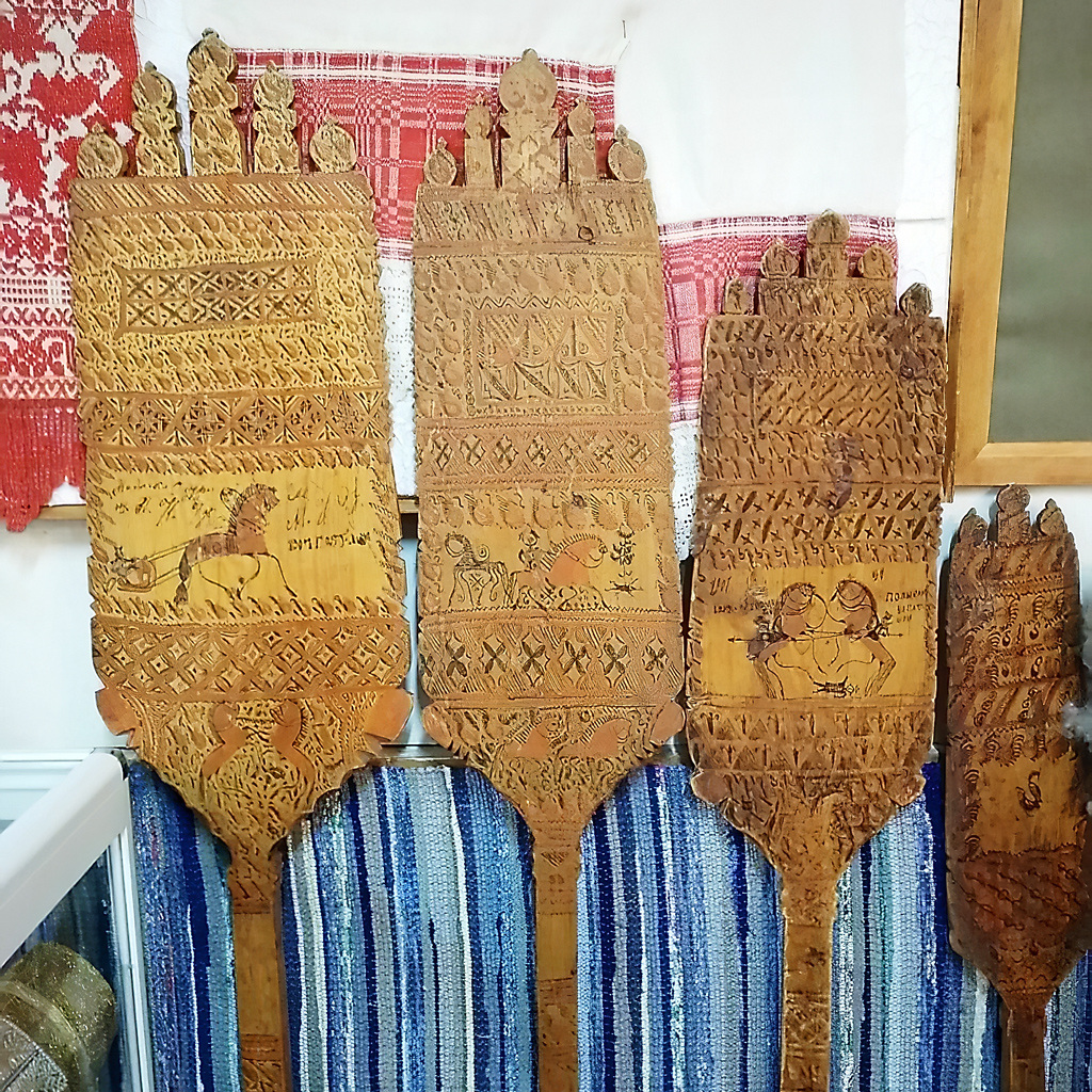 Старинные расписные прялки хранят в местном музее