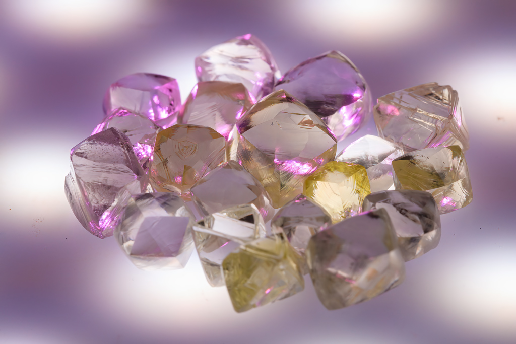 Кристаллы фантазийных цветов — особенность алмазных партий АО «Севералмаз»
