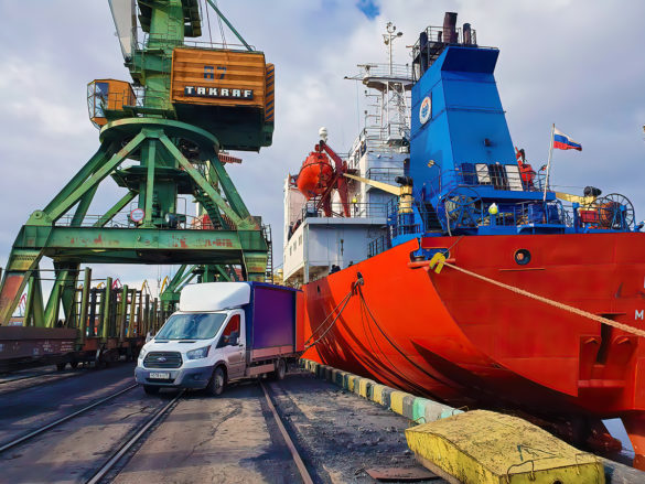 Снятие спасательного оборудования в порту Экономия для проведения технического обслуживания