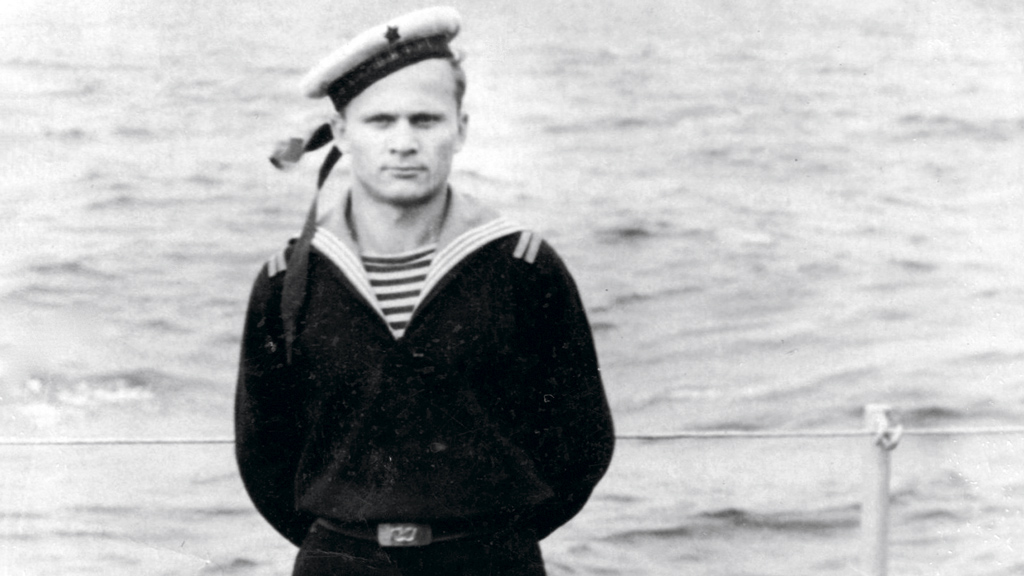 Алексей Мельник, учащийся школы юнг вспомогательного флота Беломорской военной флотилии в 1943–1945 годах, во время службы на Северном флоте. 25 апреля 1953 года