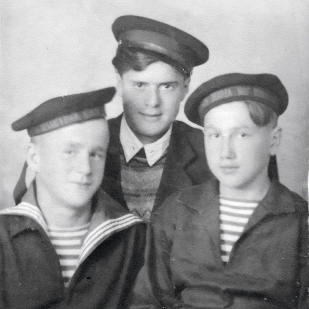 Юнги Северного флота: Валя Петерсон, Юра Будиев (в центре). 1946 год
