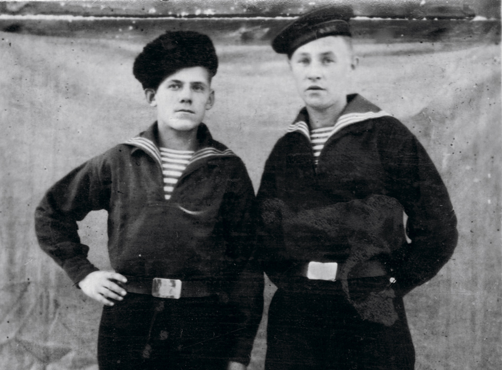 Валентин Коряков (слева) и Герман Жданов, курсанты школы юнг Военно-морского флота. Архангельск. 11 декабря 1946 года