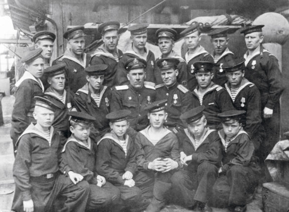 Воспитанники школы юнг Северного морского пароходства со своими наставниками на корабле ТЩ-910 после вручения наград. 1945 год