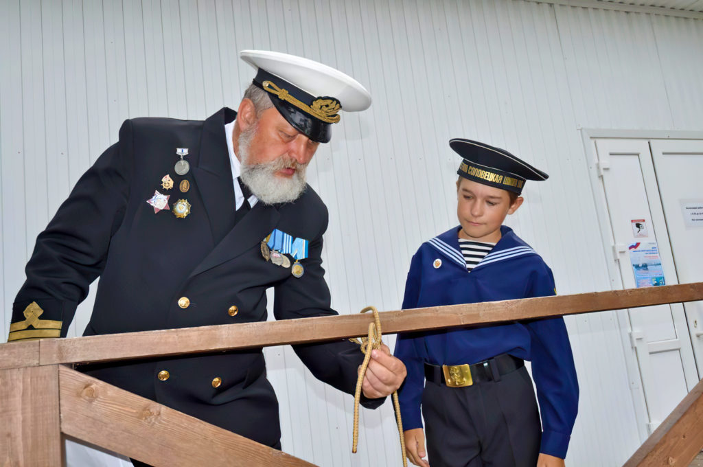 Начальник Летней школы Дмитрий Меньшиков учит курсантов морскому делу