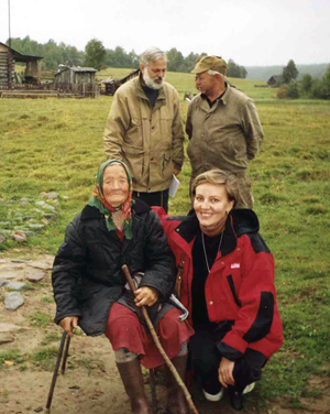 Анастасия Андреевна Аникиева, Юрий Александрович Веденин, Егор Алексеевич Аникиев в деревне Глазово, 1999 год