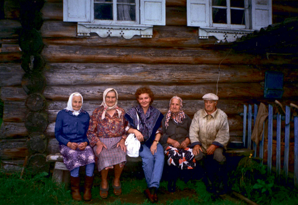 С любимыми бабушками и дедушками в Семеново, середина 1990-х годов