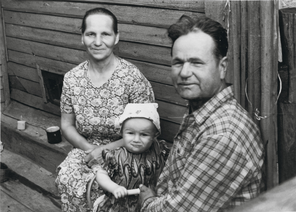 Бабушка Анна Михайловна Смердова, дедушка Николай Иванович Голдин, сестра Елены Голдиной Ирина