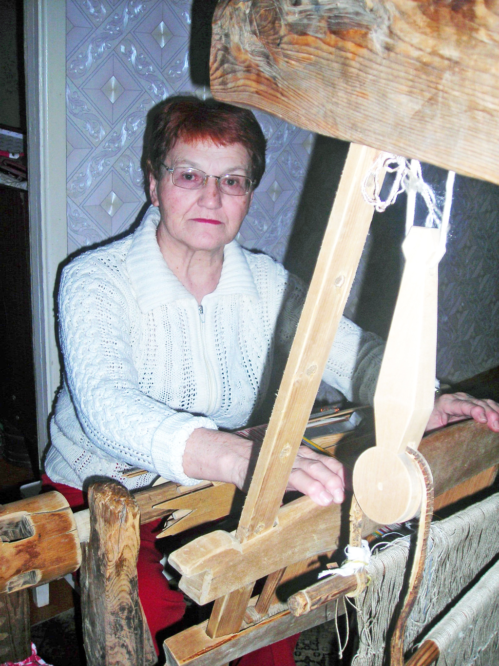 Мама Елены Голдиной Евдокия Кузьмовна Голдина за работой дома на старинном ткацком станке