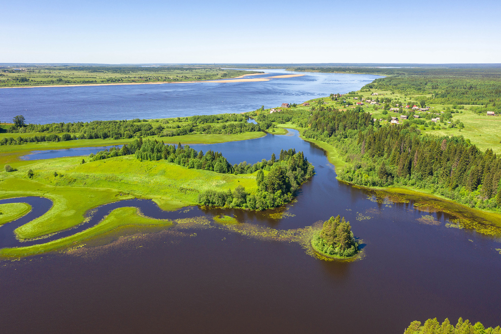 Вавчужское озеро и маленький круглый островок Сахарная головка. Фото Николая Выморкова