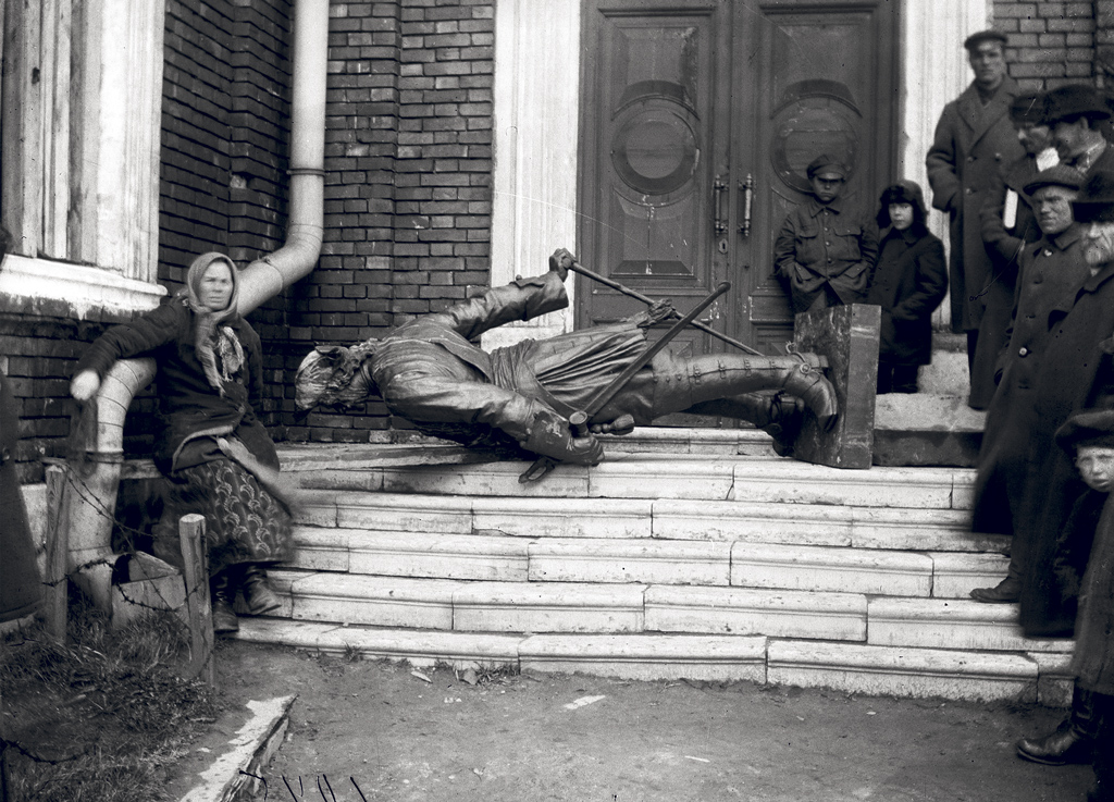 Бронзовая скульптура Петра Великого, сброшенная с постамента в марте 1920 года, на крыльце павильона домика Петра. Фото предоставлено Архангельским краеведческим музеем