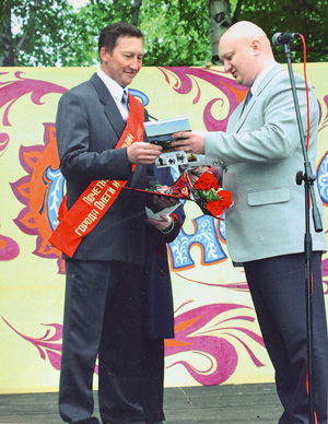 Глава района Александр Варакин вручает награду «Почетный гражданин Онежского района»