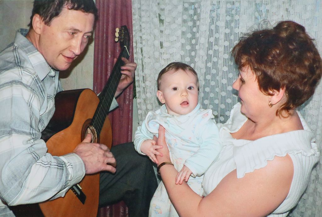 Счастливые бабушка и дедушка с первым внуком Евгением