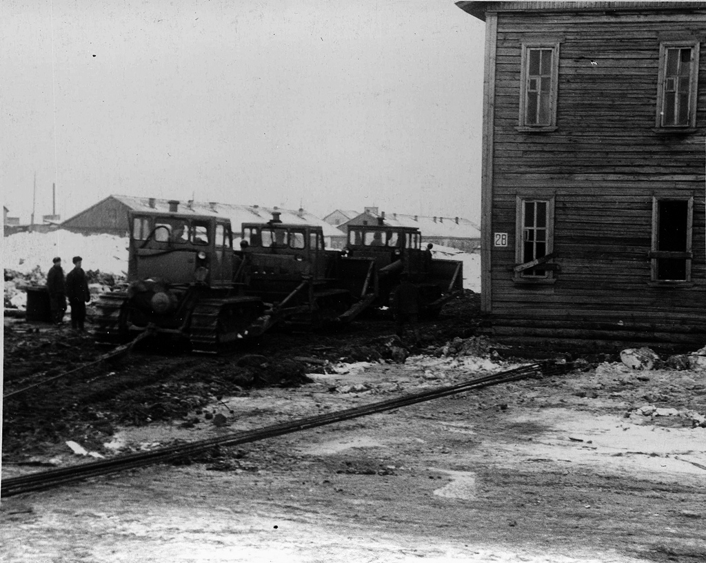 Перемещение деревянного здания на пересечении улиц Димитрова и Мира. 24 марта 1972 года