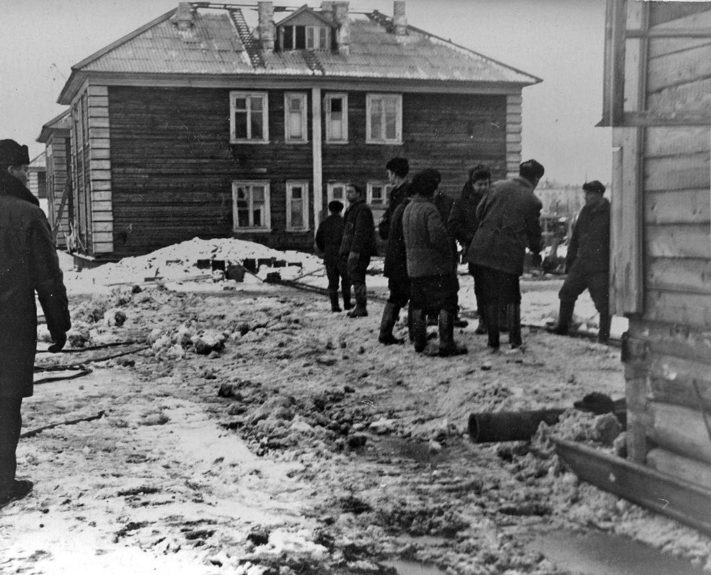 Перемещение деревянного здания на пересечении улиц Димитрова и Мира. 24 марта 1972 года