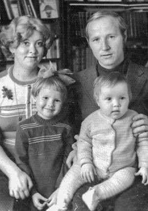 Александр Кабринский с женой Татьяной и дочерьми Ольгой и Светланой, 1970-е годы