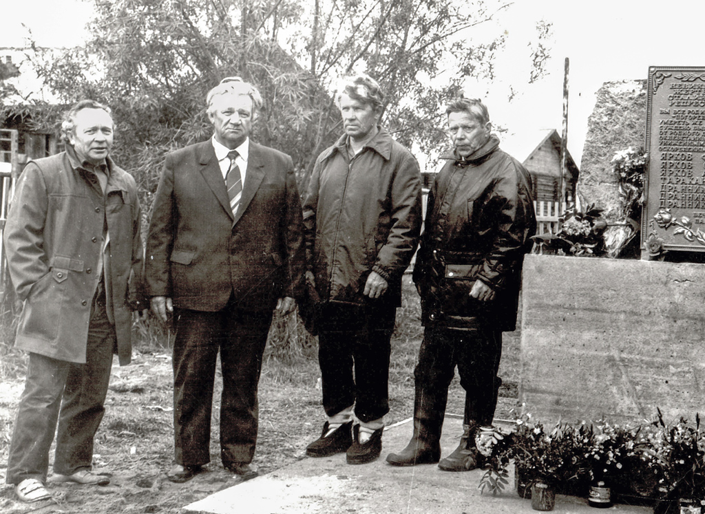 Инициативная группа по созданию памятного знака репрессированным в деревне Погорелец, 1990‑е годы, Василий Иванович — первый слева
