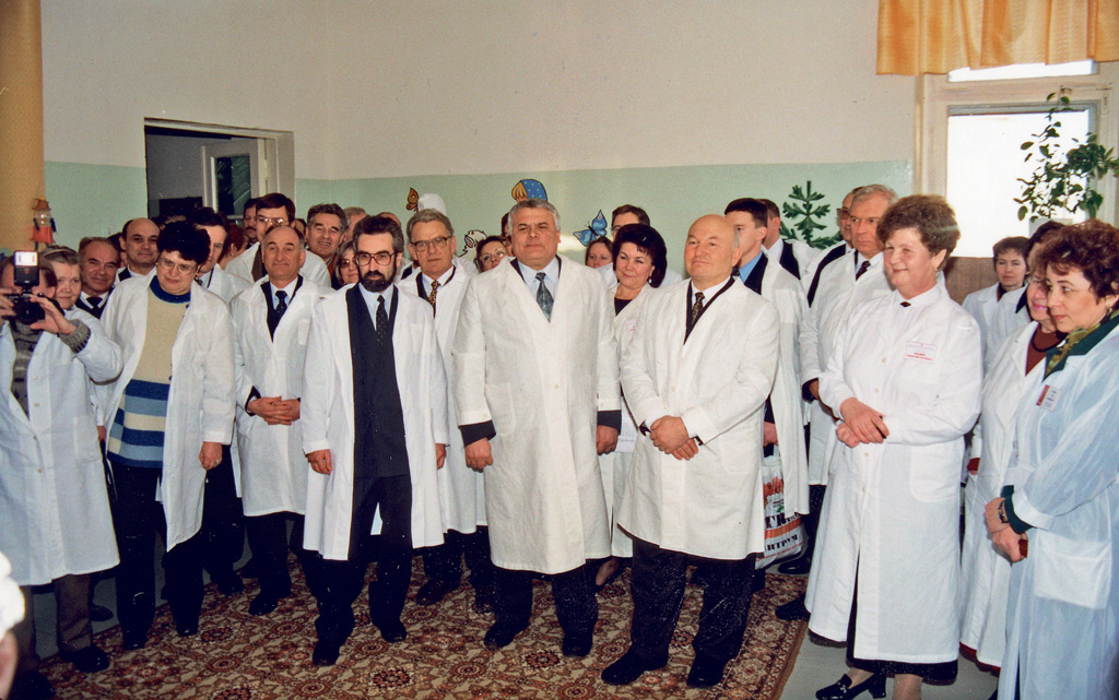 Юрий Лужков, Давид Пашаев и Александр Беляев осматривают больницу. 2000 год