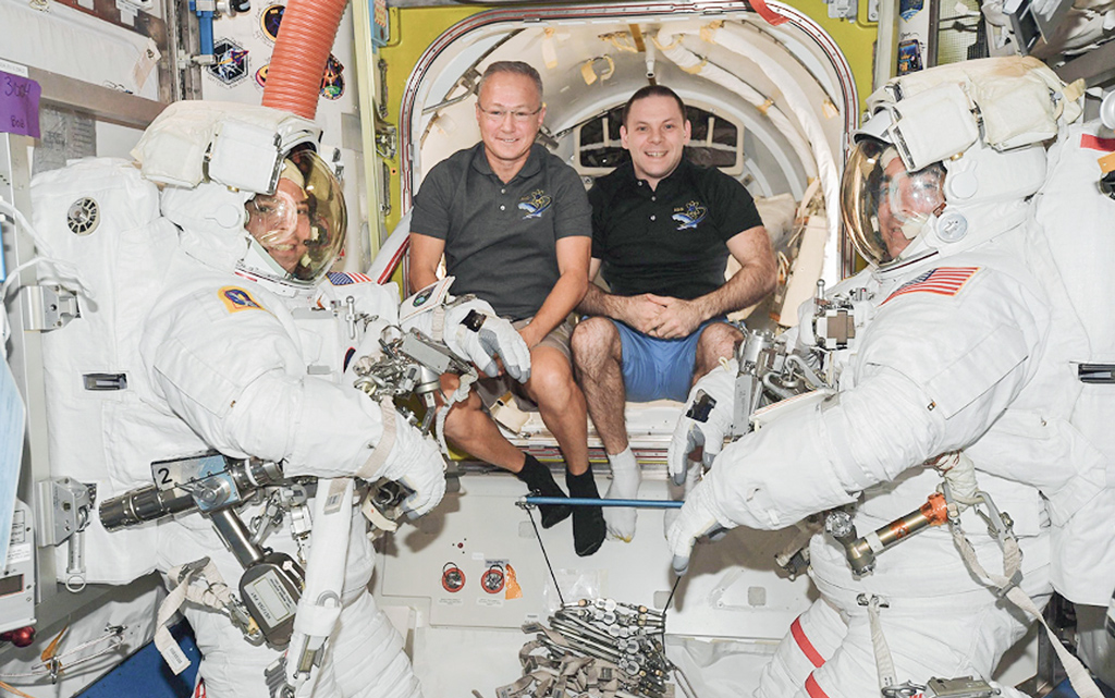 С астронавтами перед выходом в открытый космос