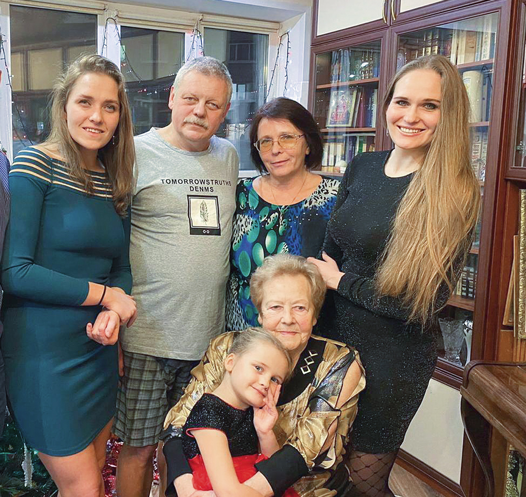 Татьяна Подьякова с сыном Дмитрием, невесткой Верой, внучками Валентиной и Татьяной, правнучкой Агнией