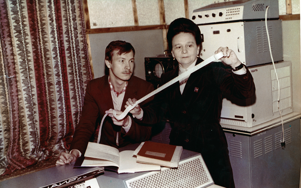 Первая ЭВМ «Наири-­К» на дорожной кафедре АЛТИ и профессор В. А. Лукина, 1970‑е годы