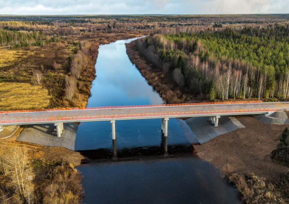 Новый мост через реку Устью у деревни Лихачево