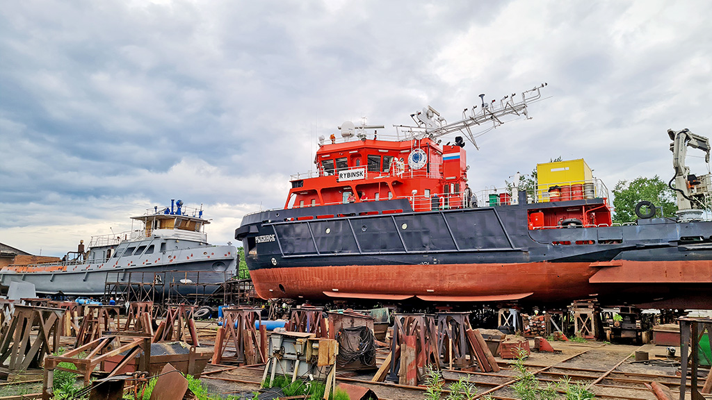 Морское водолазное судно «Рыбинск» на ремонте