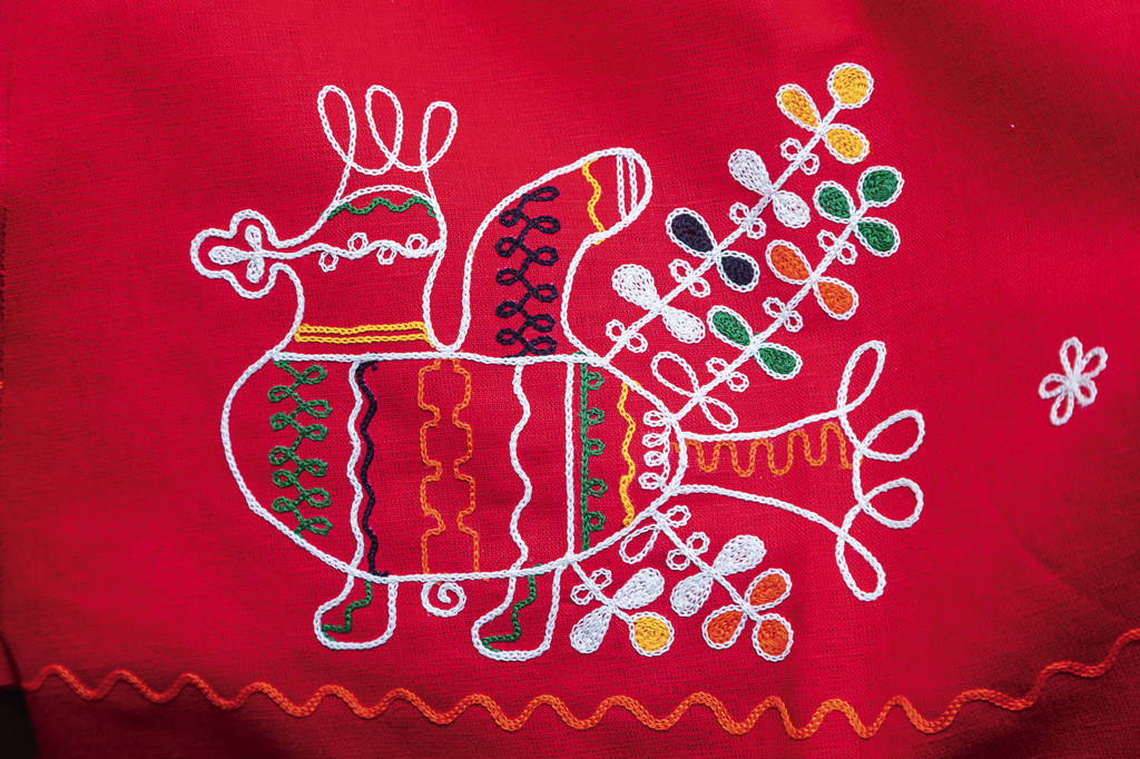 Северная вышивка «Пава», символизирующая семейное счастье и любовь