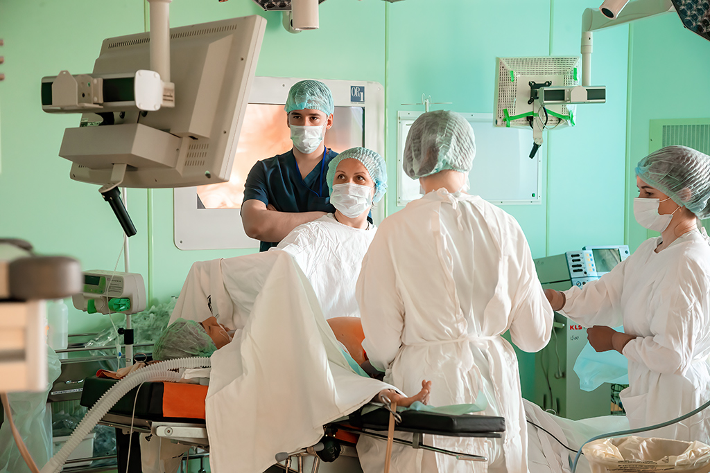Отделение гепатобилиарной хирургии (хирургия № 2). Оперирует врач-хирург Анастасия Батова (в центре)