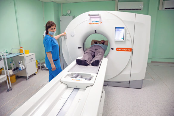 На самом новом компьютерном томографе пациентам помогает медсестра Полина Огнева