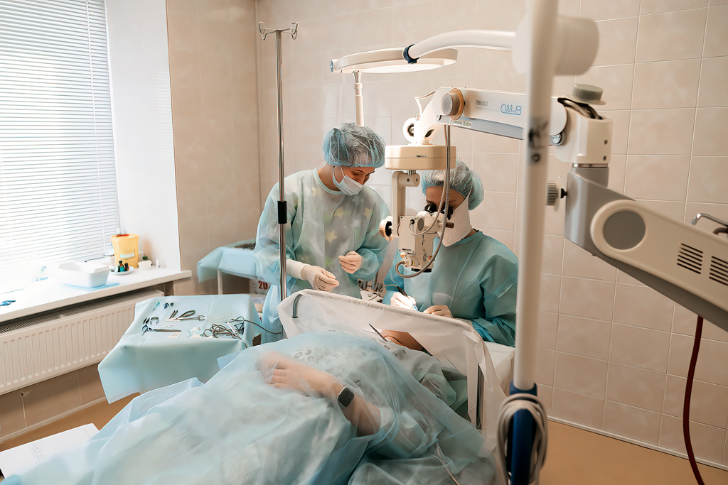 Врач-офтальмохирург высшей квалификационной категории Анна Панкратова и операционная медсестра Ксения Зеленина во время операции