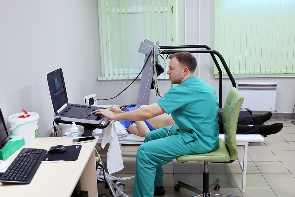 Сердечно-сосудистый хирург Игорь Семьин проводит УЗИ-исследование сосудов