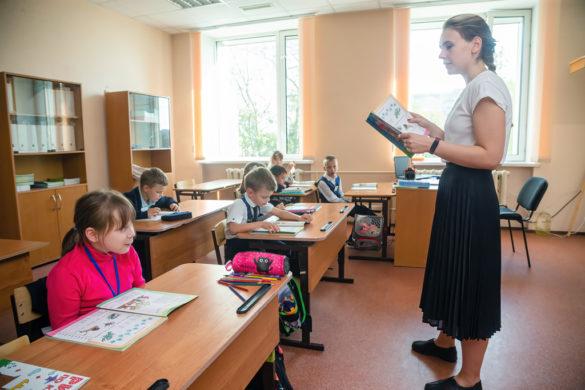 Молодой педагог Анастасия Ипатова ведет урок чтения