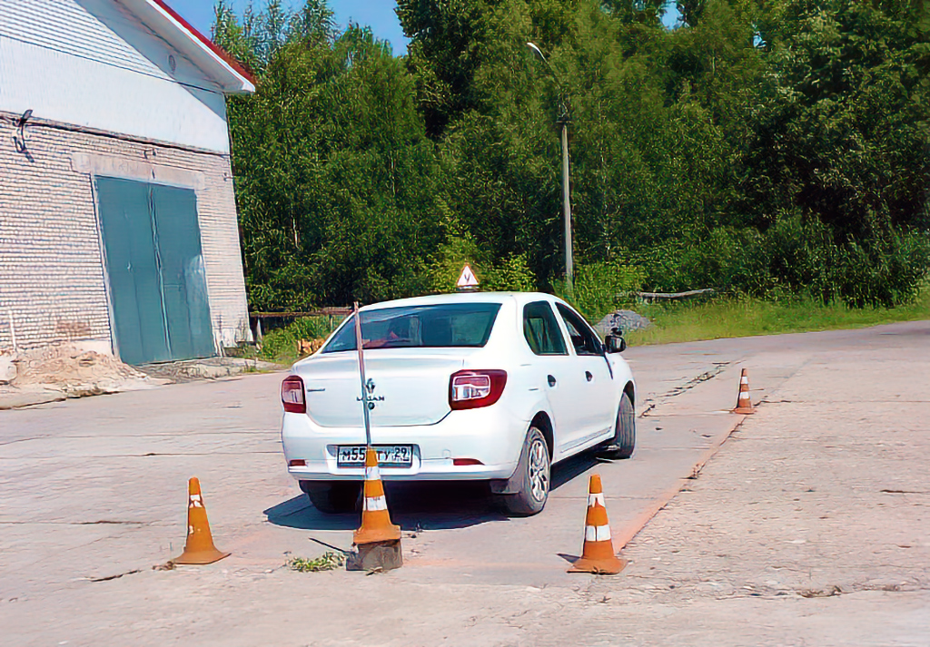 Навыки вождения автомашины подростки получают на автодроме техникума